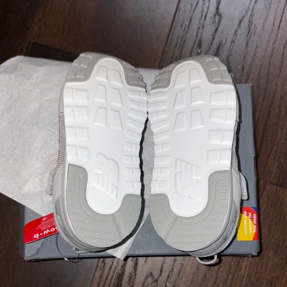 New Balance Kids' Light Gray Hook and Loop Sneakers - Picture 5 of 6